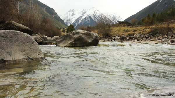 река у Кавказских гор
