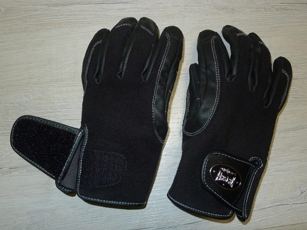 черные перчатки akaskan